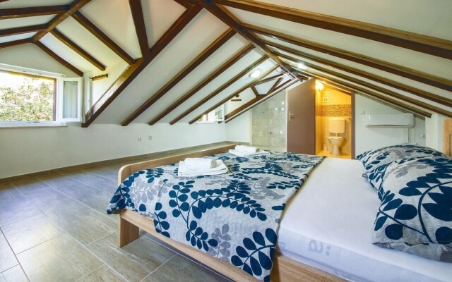 Beautiful Home in Pucisca With 3 Bedrooms, Wifi and Outdoor Swimming Pool