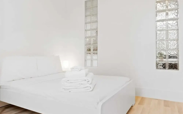 Refined, Light 1 Bed Apt w Balcony in Brixton