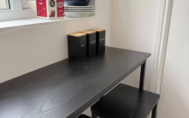 Peaceful Luton Apartment With Electric Heating & Wifi