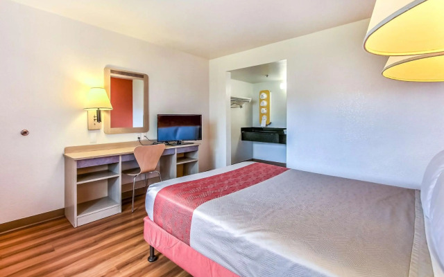 Motel 6 Salinas, CA - North Monterey Area