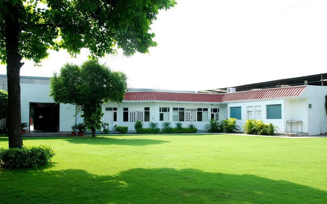 Hotel Luxe Opera NH8 – 7km from IGI Airport Delhi