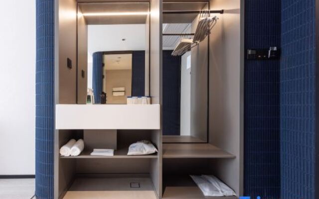 Shenzhen North Station East Square Atour Light Hotel