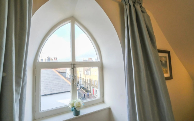 Elizabeth: Charming two bedroom apartment in centre of town