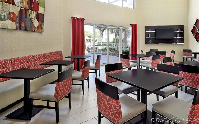 Holiday Inn Express & Suites Naples Downtown - 5th Avenue by IHG