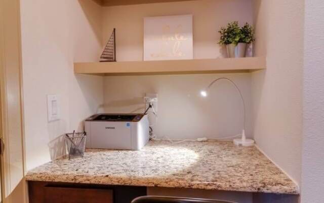 Relaxing & Stylish Home Parking Very Safe Area