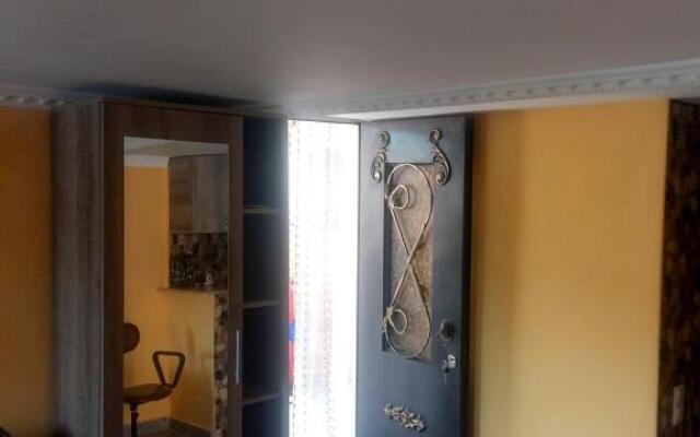 Home in Noneshvili str 1