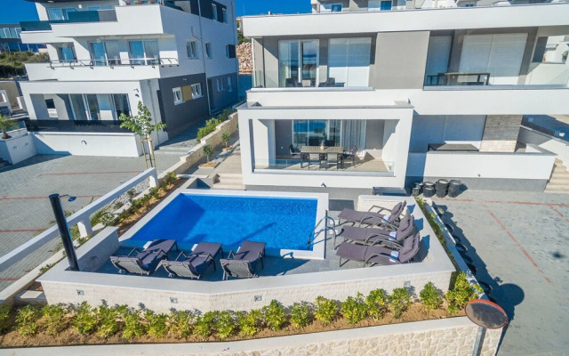 Apartments with Pool Villa Zora
