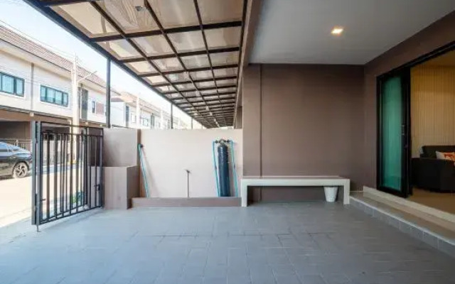 Pattaya town house three bedroom pool villa 【8 minutes drive to floating market + swimming pool】