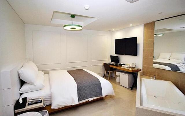 Hapjeong Circle Hotel