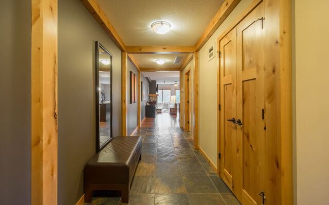 Rundle Cliffs Lodge by Spring Creek Vacation