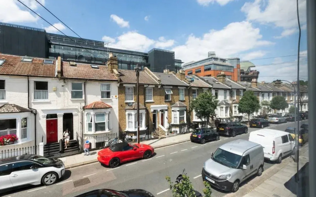 Modern Spacious Home In Well Connected Hammersmith