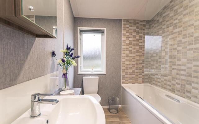 Honeysuckle Lodge with Hot Tub