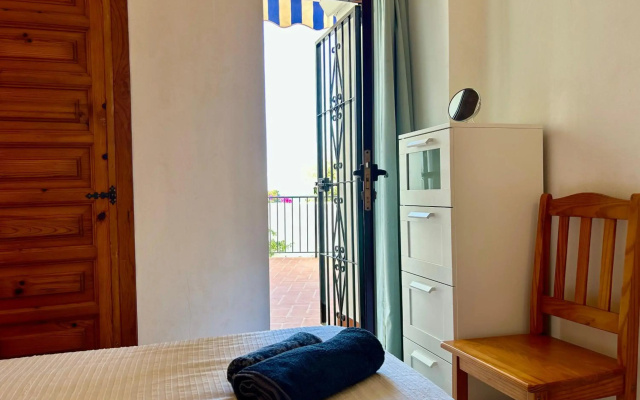 Casa con terraza y hermoso jardín comunal