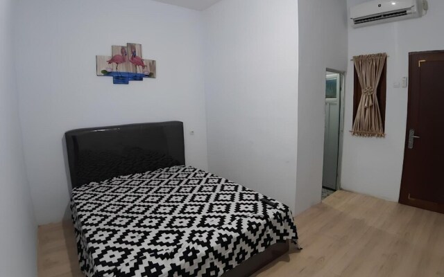 OYO 93306 Homestay Permana Supadio Airport