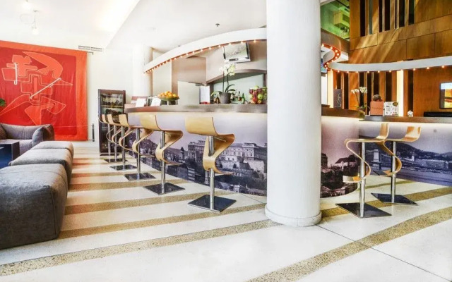 Leon Hotel & Lounge