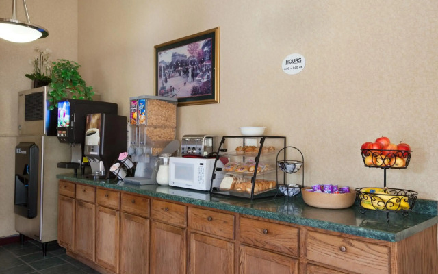 Travelodge by Wyndham La Porte/Michigan City Area