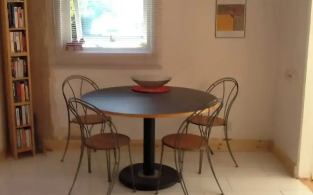 4guests-2br-privategarden-freeparking