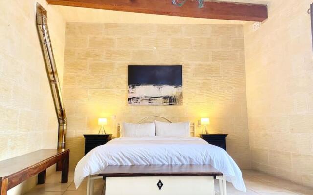 Villa Rossa Gozo - 5 bedroom ensuite with pool & jacuzzi
