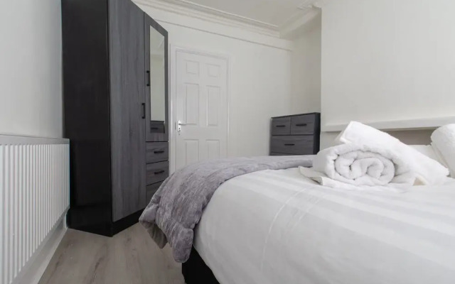 Lux Apartments 4 Bedroom House Molyneux