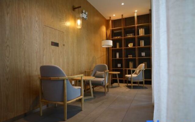 Xinyang Nanwan Lake Camellia Hotel