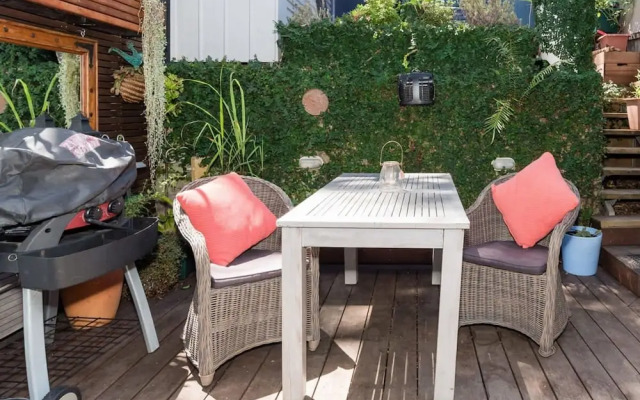 Bright Home in Trendy Newtown Close to the Park