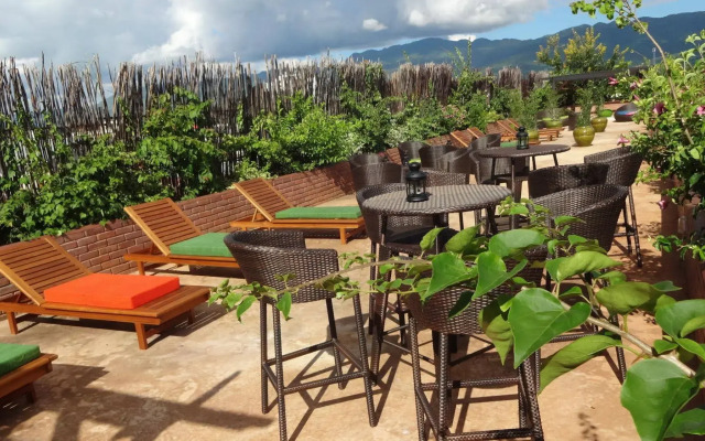 Thanakha Inle Hotel