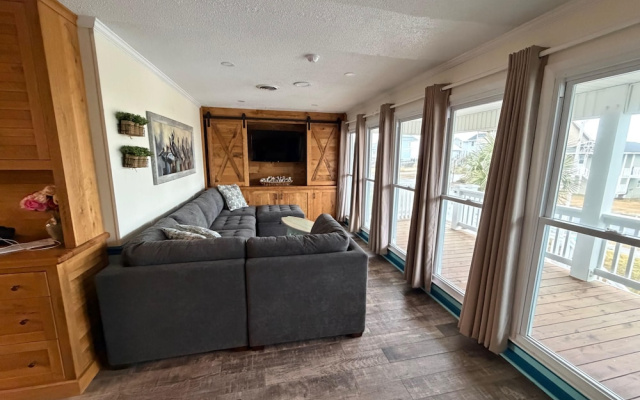 Coastal Home: Walk to Holden Beach!