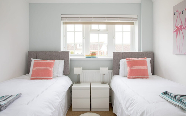 Tranquil Family Retreat 5 min to Beach Garden