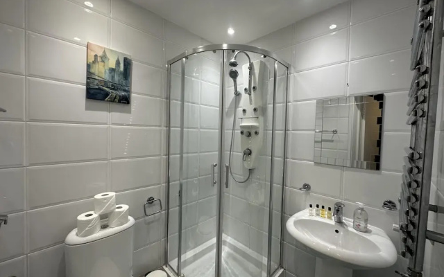 Gorgeous 4 Bedrooms, 5-baths House Central London