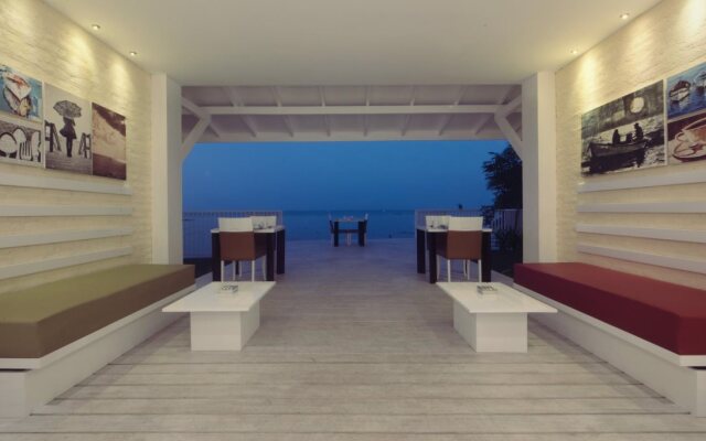Hush Lagoon 30
