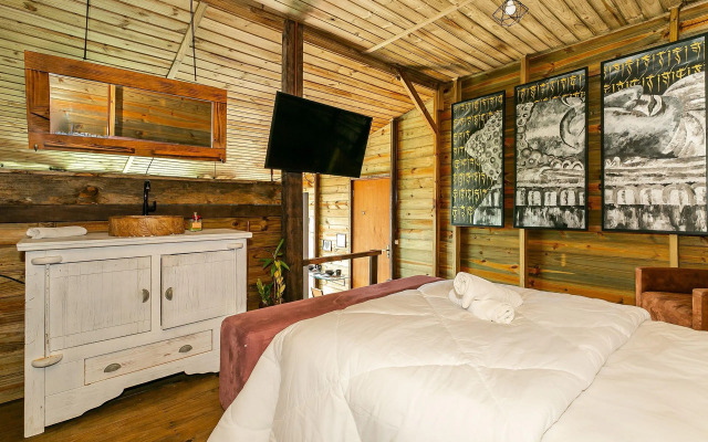 Chalé Rústico com Jacuzzi em Jurerê MAV011