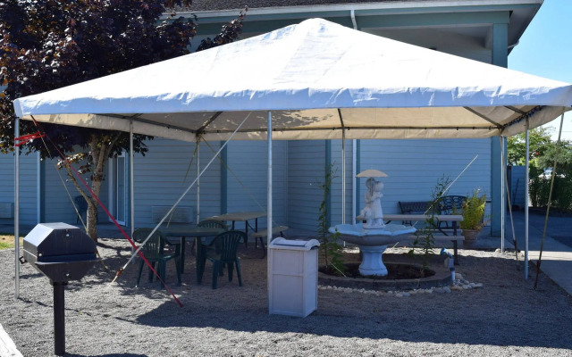 The Dew Drop Inn Motel