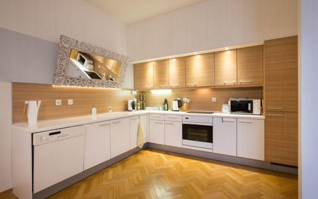 Decadent Art Deco Apartment in Old Town