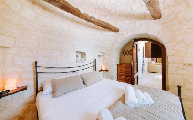 Trulli and pool Malvischi