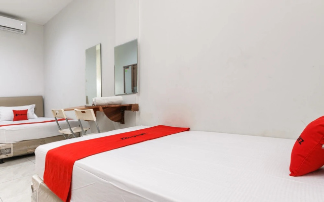 RedDoorz Near Mandaya Royal Hospital Puri – Guest Rooms – Tangerang