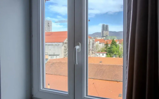 Chic Antique Dana Zagreb center view