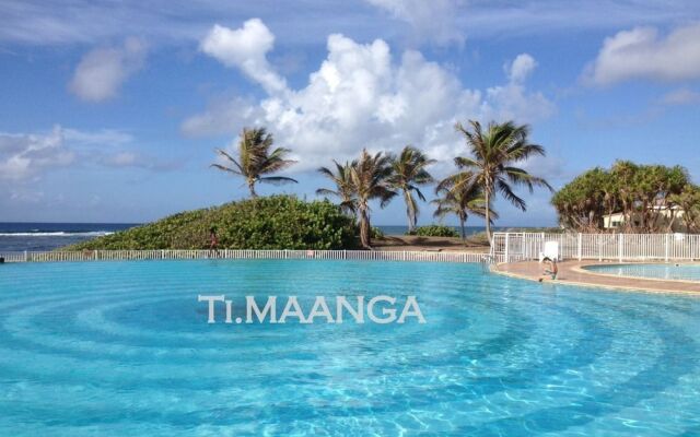 Ti. Maanga vue mer et pieds dans l'eau
