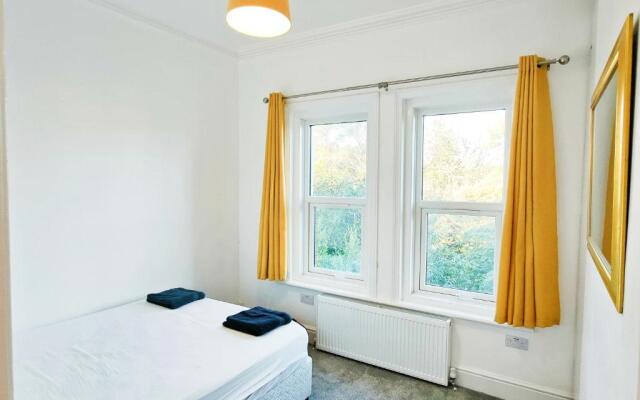 C-New Flat,4 Adults,20 mins to Beach,Netflix,Wifi
