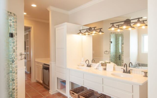 Salt and Horns - 4 Br Home