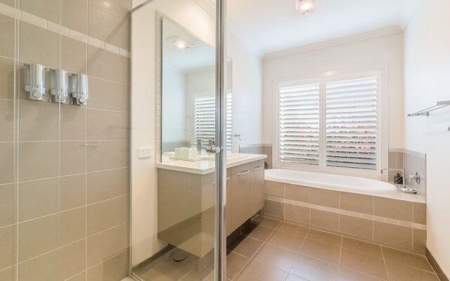 Oceans 11 - Surfside - Wifi & Foxtel - Pet Friendly (Outside Only)