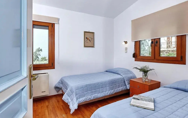 Fantastic Holiday Home in Karteros With Pool