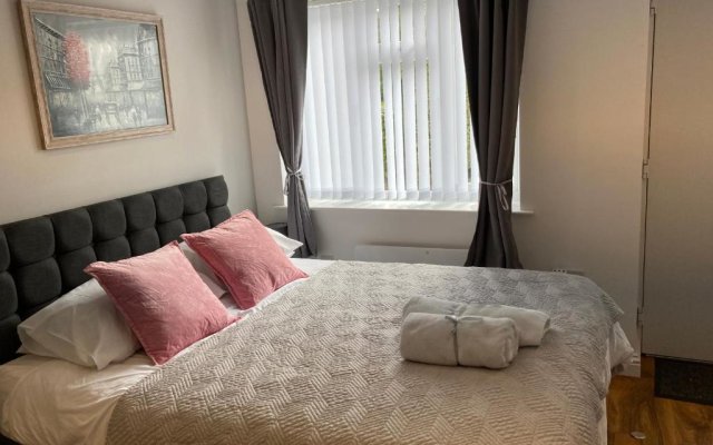 Beechfield House Modern studio self-contained unit with free WiFi and Parking and kitchen area 4m from city centre and castle