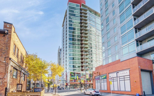 Stylish 2BR Condo Near Stampede Urban Retreat