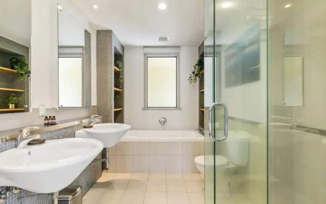 Enormous One Bedroom Beauty In Cbd! Free Parking