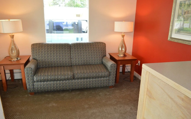 Monnie Lynn Motel