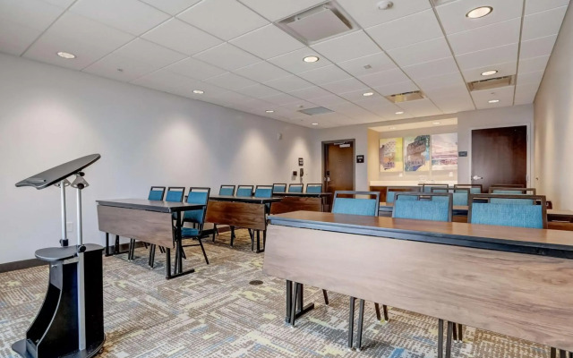 Hampton Inn & Suites Cincinnati Midtown Rookwood