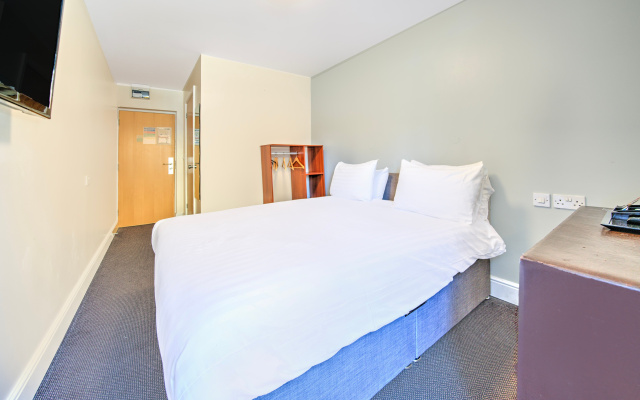 GO2 Gloucester Hotel by OYO