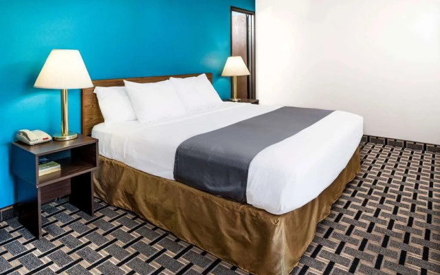 Super 8 Lincoln West