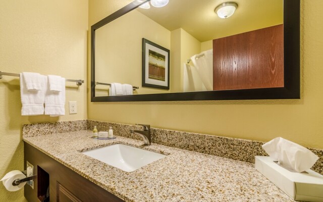 Cobblestone Hotel & Suites - McCook