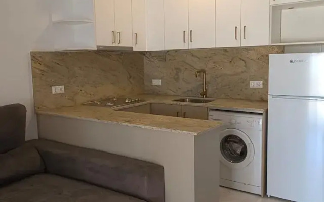 2-bed Apartment 10 min Drive to the Beach!